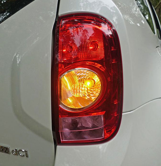 Стоп-сигналы у багажника Renault Duster