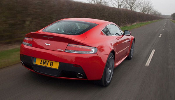 новый спорткар Aston Martin V8 Vantage
